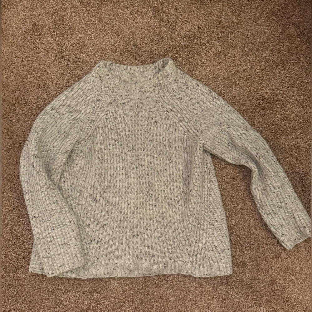 Madewell sweater! Excellent condition and very soft. Gray, speckled crew neck.